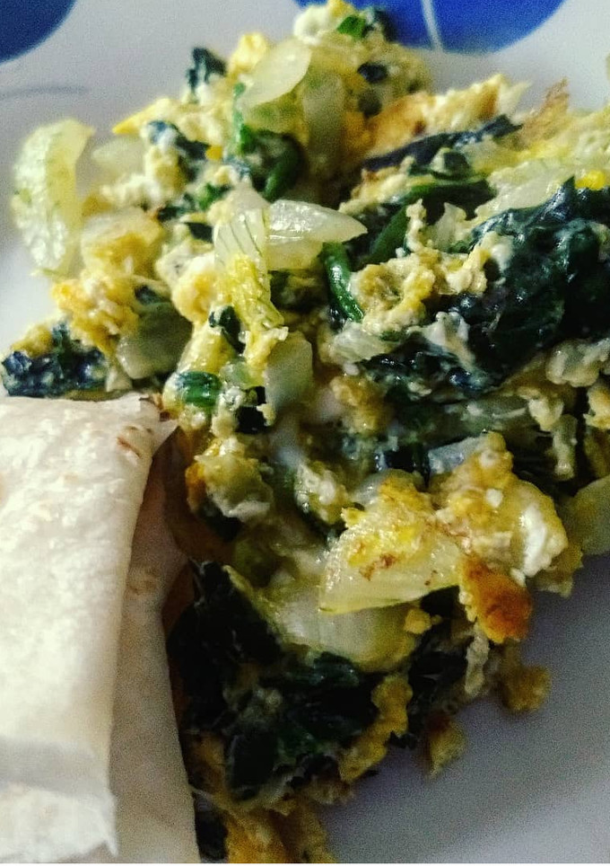 Una foto de Huevos revueltos con espinacas