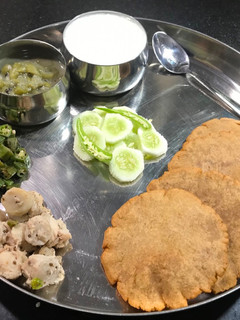 सिंघाड़े के आटे की पूरी (Singhare ke atta ki puri recipe in Hindi) रेसिपी मुख्य फोटो