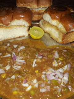 पाव भाजी (Pav bhaji recipe in Hindi) रेसिपी मुख्य फोटो