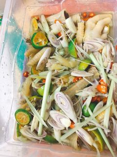 Hình của món Chân gà ngâm sả tắc.