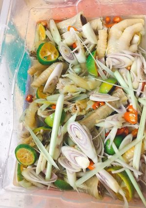 Hình của món Chân gà ngâm sả tắc.