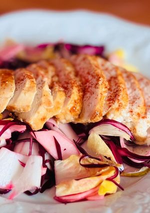 Hình của món Salad Rau Diếp Xoăn, Bắp Cải Tím & Ức Gà Áp Chảo.