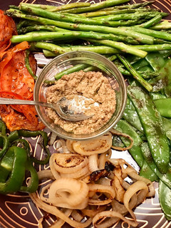 Una foto de Parrillada de verduras con tapenade de aceitunas y almendras