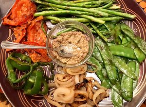 Una foto de Parrillada de verduras con tapenade de aceitunas y almendras