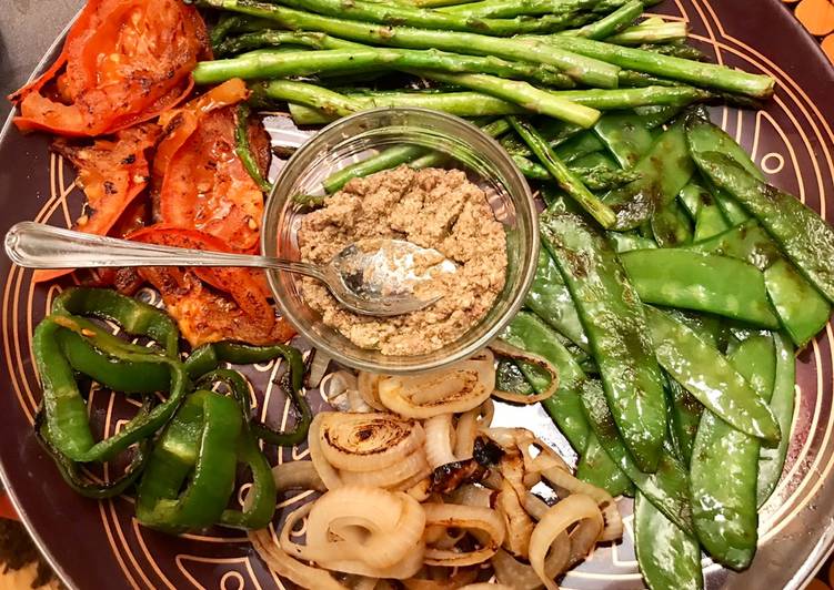 Parrillada de verduras con tapenade de aceitunas y almendras