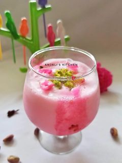 रोझ लस्सी (rose lassi recipe in marathi) रेसिपी चे मुख्य फोटो