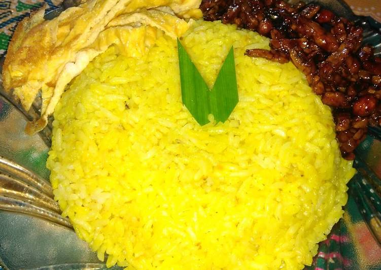 Nasi kuning "Magicom"