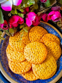 बेसन और आटे की खस्ता मठरी (Crispy Mathri of ग्राम flour and flour) रेसिपी मुख्य फोटो