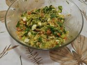 Una foto de bulgur con salsa