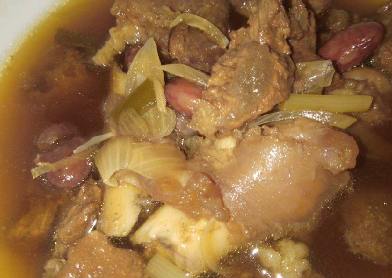 Sup daging sapi dengan kacang merah