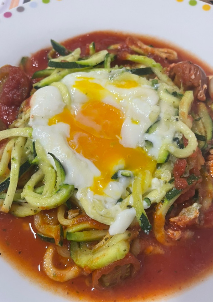 Una foto de Nidos de calabacín con huevo tomate y parmesano