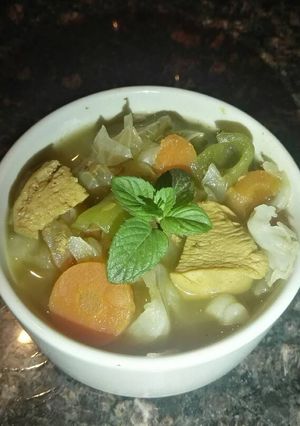 صورة لوصفة شوربة خضار مع قطع الدجاج