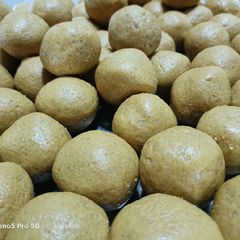 A picture of #Inatant Besan Laddu#.