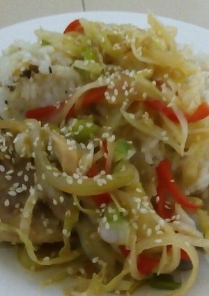 Una foto de Pollo con vegetales en salsa de ostras