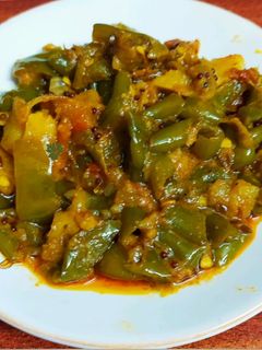 सिमला मिर्च ची रस्सा भाजी (shimla mirchi chi rassa bhaji recipe in marathi) रेसिपी चे मुख्य फोटो