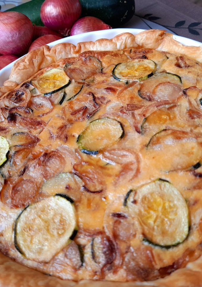 Una foto de Tarta de cebolla y calabacín🥮🧅🥒