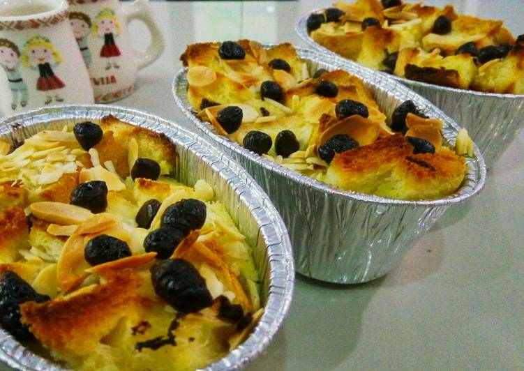 Bread Pudding with Almond and Choco Chips (Puding Roti)