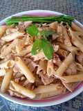 เส้นเพนเน่ผัดไก่ใส่พริกแห้ง