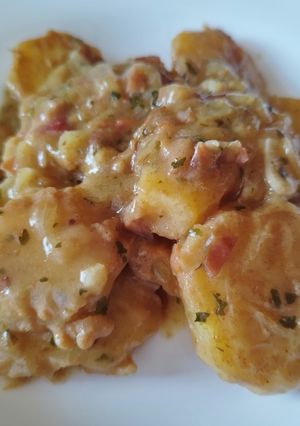 Una foto de Patatas a la importancia con jamón serrano