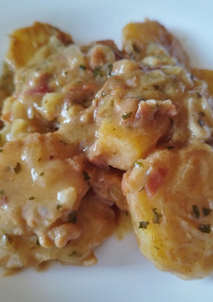 Una foto de Patatas a la importancia con jamón serrano