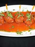 Albóndigas de vacuno con salsa de tomate y hierbas frescas