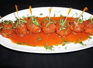 Una foto de Albóndigas de vacuno con salsa de tomate y hierbas frescas
