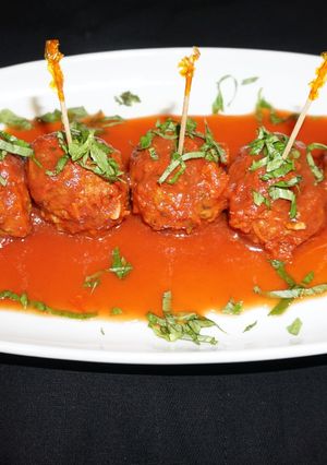 Una foto de Albóndigas de vacuno con salsa de tomate y hierbas frescas