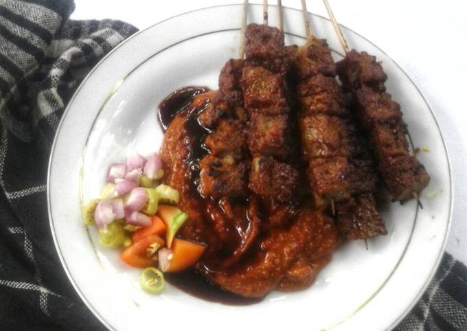 Ternyata begini loh! Resep gampang buat Sate Daging (kw) bumbu kacang hidangan Idul Fitri yang enak