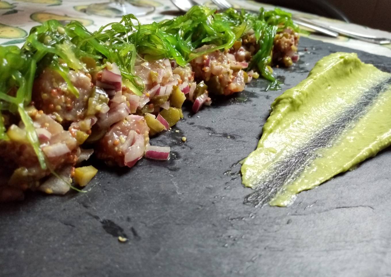 Tartar de atún con alioli de aguacate