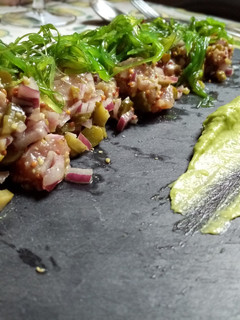 Una foto de Tartar de atún con alioli de aguacate
