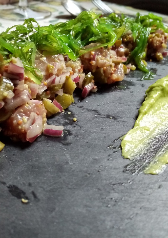 Una foto de Tartar de atún con alioli de aguacate