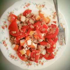Una foto de Ensalada de tomate, atún y cangrejo