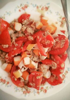 Una foto de Ensalada de tomate, atún y cangrejo