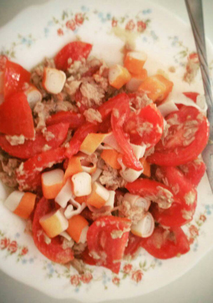 Una foto de Ensalada de tomate, atún y cangrejo
