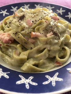 Una foto de Fettuccini de espinacas a mi carbonara. (cintas o nidos)