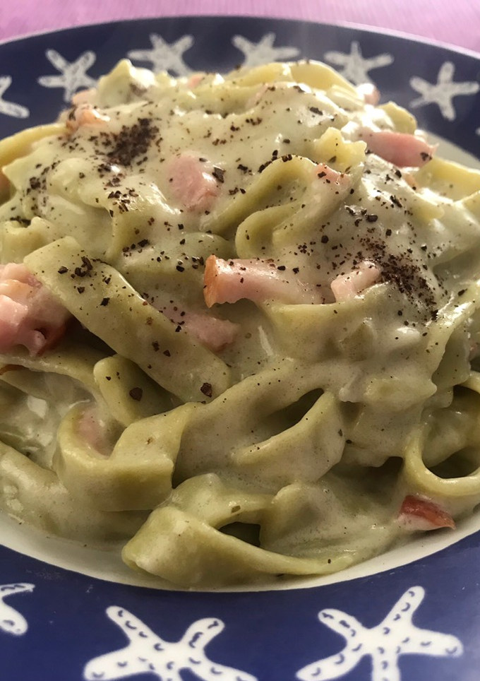 Una foto de Fettuccini de espinacas a mi carbonara. (cintas o nidos)
