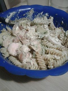 Una foto de Ensalada de pasta, paltas y pollo