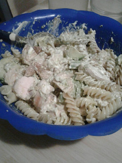Una foto de Ensalada de pasta, paltas y pollo