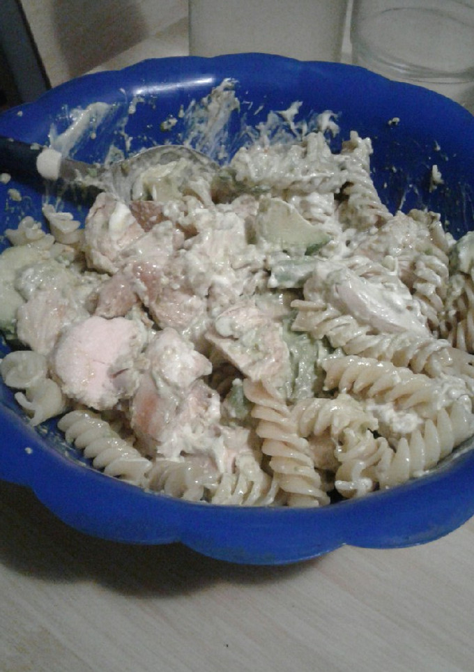 Una foto de Ensalada de pasta, paltas y pollo
