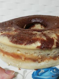 Una foto de Bizcochuelo marmolado en microondas con dulce de leche