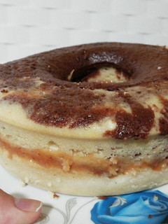 Una foto de Bizcochuelo marmolado en microondas con dulce de leche