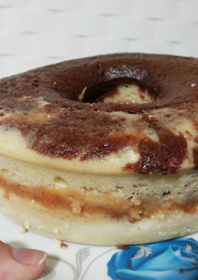 Una foto de Bizcochuelo marmolado en microondas con dulce de leche