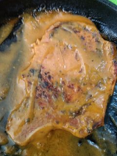 Una foto de Chuleta Ahumada en crema de chipotle y BBQ