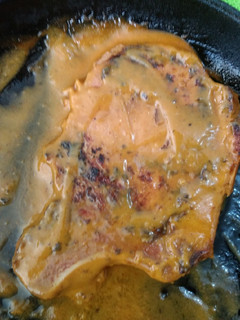 Una foto de Chuleta Ahumada en crema de chipotle y BBQ