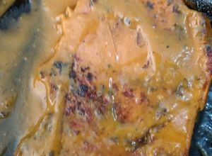 Una foto de Chuleta Ahumada en crema de chipotle y BBQ