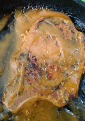 Una foto de Chuleta Ahumada en crema de chipotle y BBQ
