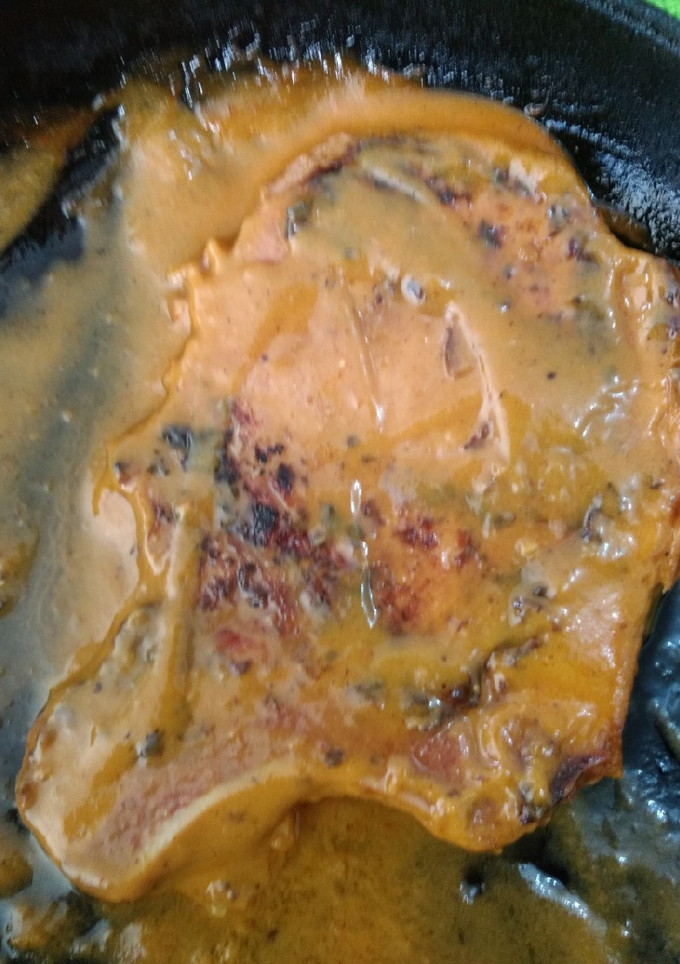 Una foto de Chuleta Ahumada en crema de chipotle y BBQ