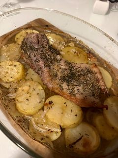 Una foto de Secreto al horno con patatas y cerveza