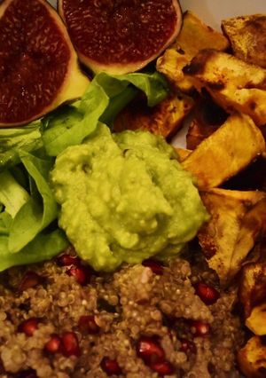 Una foto de Boniato, quinoa, higos, granada, aguacate...un poquito de todo