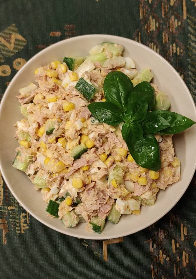 Салат з тунцем та кукурудзою